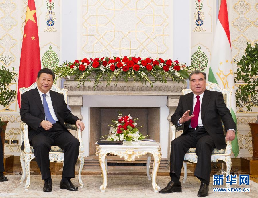 9月13日，國家主席習(xí)近平在杜尚別同塔吉克斯坦總統(tǒng)拉赫蒙舉行會談。 新華社記者黃敬文攝 