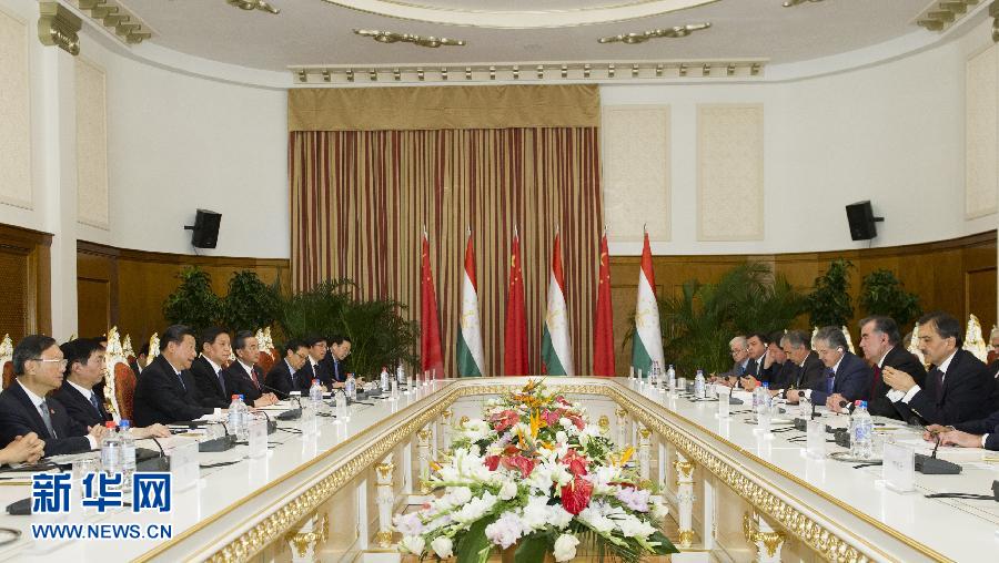 9月13日，國家主席習(xí)近平在杜尚別同塔吉克斯坦總統(tǒng)拉赫蒙舉行會談。 新華社記者謝環(huán)馳攝 