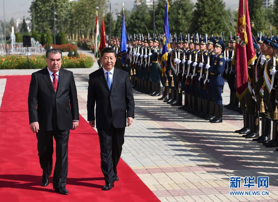 9月13日，國家主席習(xí)近平在杜尚別同塔吉克斯坦總統(tǒng)拉赫蒙舉行會談。會談前，拉赫蒙在民族宮前廣場為習(xí)近平舉行隆重的歡迎儀式。新華社記者馬占成攝 