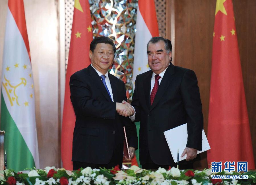 9月13日，國家主席習(xí)近平和塔吉克斯坦總統(tǒng)拉赫蒙在杜尚別共同簽署《中塔關(guān)于進一步發(fā)展和深化戰(zhàn)略伙伴關(guān)系的聯(lián)合宣言》。新華社記者謝環(huán)馳攝 
