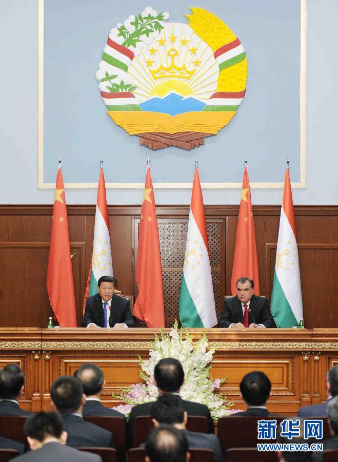 9月13日，國家主席習(xí)近平同塔吉克斯坦總統(tǒng)拉赫蒙在杜尚別共同會見記者。 新華社記者謝環(huán)馳攝