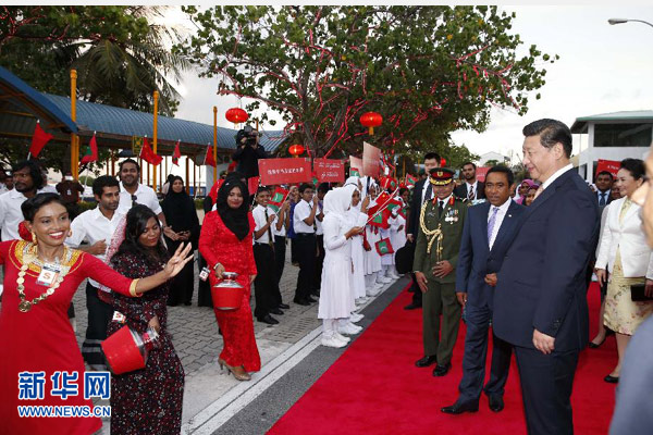 9月14日，國家主席習(xí)近平抵達(dá)馬累，開始對馬爾代夫進(jìn)行國事訪問。習(xí)近平和夫人彭麗媛在機(jī)場受到馬爾代夫總統(tǒng)亞明夫婦的熱情迎接。 新華社記者 鞠鵬 攝