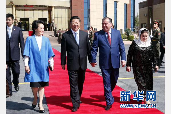 9月14日，國(guó)家主席習(xí)近平結(jié)束對(duì)塔吉克斯坦的國(guó)事訪問(wèn)，乘坐專(zhuān)機(jī)離開(kāi)杜尚別。拉赫蒙總統(tǒng)夫婦專(zhuān)程到機(jī)場(chǎng)為習(xí)近平和夫人彭麗媛送行。新華社記者 鞠鵬 攝 