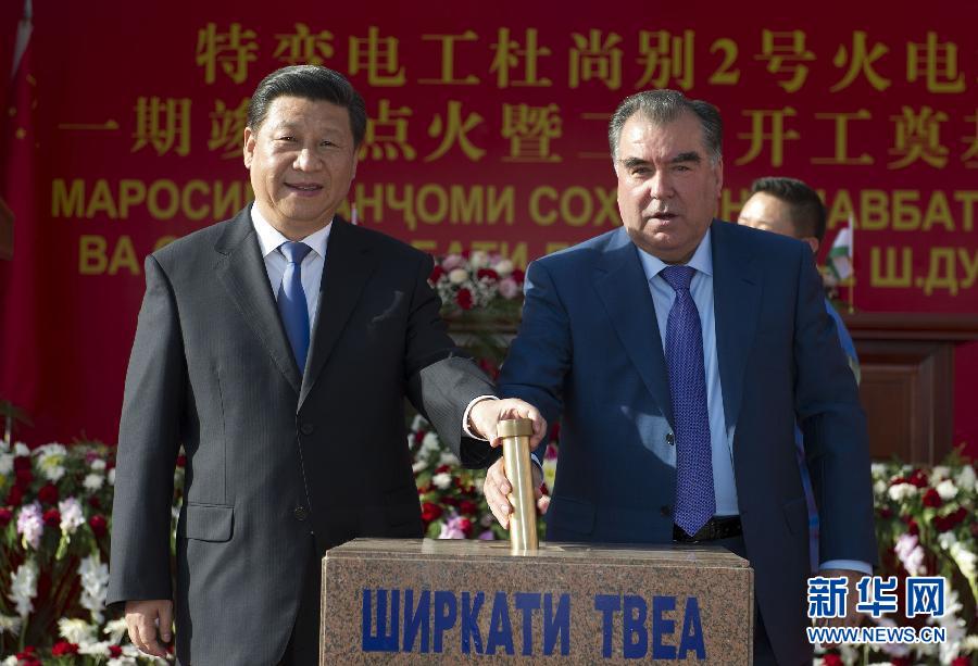 9月13日，國家主席習近平和塔吉克斯坦總統(tǒng)拉赫蒙在杜尚別共同出席中塔兩國重大合作項目&mdash;&mdash;杜尚別2號熱電廠一期工程竣工儀式、二期工程開工儀式。這是習近平和拉赫蒙一同將裝有兩國元首簽名二期工程奠基紀念頁的金色金屬管放入水泥墩中。 新華社記者黃敬文攝 