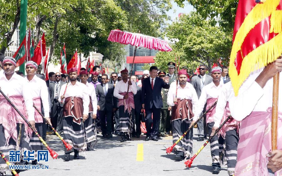 9月15日，國家主席習(xí)近平同馬爾代夫總統(tǒng)亞明在馬累舉行會談。會談前，亞明在共和國廣場為習(xí)近平舉行歡迎儀式。 新華社記者 鞠鵬 攝