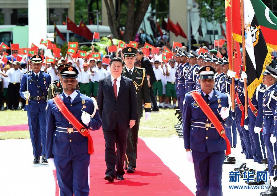 9月15日，國家主席習(xí)近平同馬爾代夫總統(tǒng)亞明在馬累舉行會談。會談前，亞明在共和國廣場為習(xí)近平舉行歡迎儀式。 新華社記者 馬占成 攝 