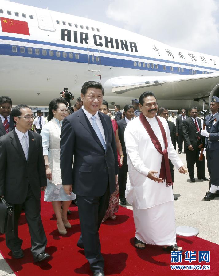 9月16日，國家主席習近平抵達科倫坡，開始對斯里蘭卡進行國事訪問。在班達拉奈克國際機場，習近平和夫人彭麗媛受到拉賈帕克薩總統(tǒng)夫婦熱情迎接。新華社記者鞠鵬攝 