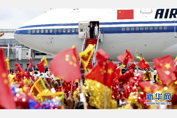 9月16日，國家主席習近平抵達科倫坡，開始對斯里蘭卡進行國事訪問。這是習近平和夫人彭麗媛向歡迎群眾揮手致意。 新華社記者馬占成攝 