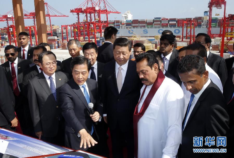 9月17日，國家主席習近平在斯里蘭卡總統(tǒng)拉賈帕克薩陪同下，考察中斯重要合作項目&mdash;&mdash;科倫坡港南集裝箱碼頭。 新華社記者 鞠鵬 攝