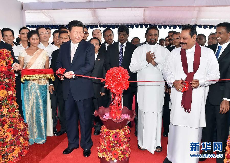 9月17日，國家主席習近平在斯里蘭卡總統(tǒng)拉賈帕克薩陪同下考察中斯港口合作項目。這是習近平和拉賈帕克薩為港口城開工剪彩。 新華社記者李濤 攝