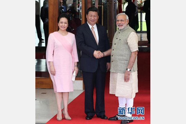 9月17日，國家主席習(xí)近平在古吉拉特邦艾哈邁達(dá)巴德會見印度總理莫迪。這是會見前，莫迪在習(xí)近平下榻的賓館前迎接習(xí)近平和夫人彭麗媛。 新華社記者 龐興雷 攝