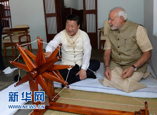 9月17日，國家主席習(xí)近平在印度古吉拉特邦進(jìn)行訪問。印度總理莫迪全程陪同。這是習(xí)近平在參觀甘地故居時，親自搖動甘地曾經(jīng)使用過的紡車。新華社記者 馬占成 攝