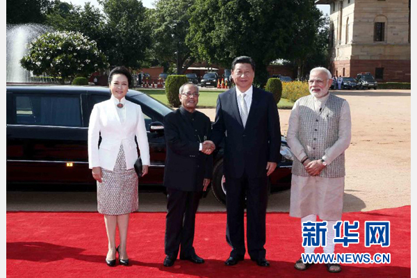 9月18日，國家主席習(xí)近平出席印度總統(tǒng)慕克吉在總統(tǒng)府舉行的隆重歡迎儀式。這是儀式前，習(xí)近平與慕克吉親切握手。 新華社記者 鞠鵬 攝