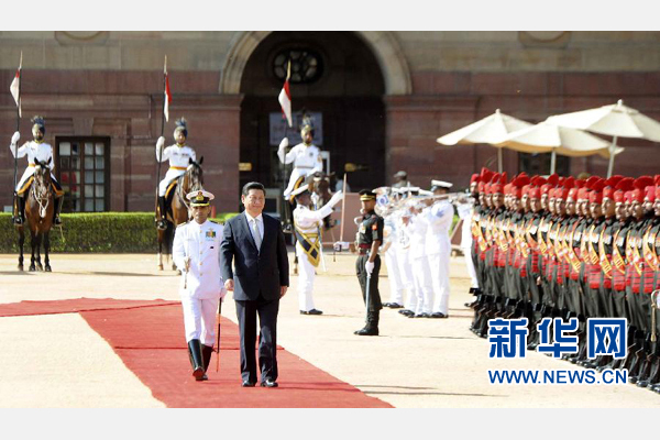 9月18日，國家主席習(xí)近平出席印度總統(tǒng)慕克吉在總統(tǒng)府舉行的隆重歡迎儀式。 新華社記者 張鐸 攝