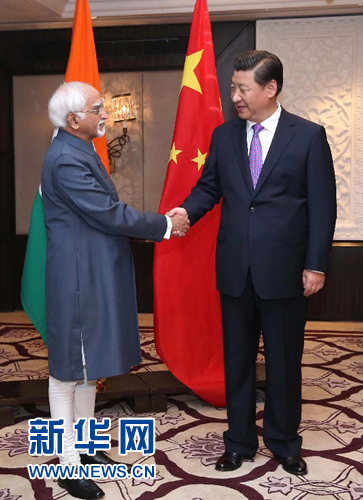 9月18日，國(guó)家主席習(xí)近平在新德里會(huì)見印度副總統(tǒng)兼聯(lián)邦院議長(zhǎng)安薩里。 新華社記者 龐興雷 攝