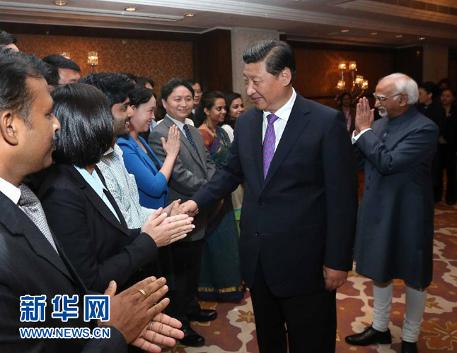 9月18日，國(guó)家主席習(xí)近平在印度世界事務(wù)委員會(huì)發(fā)表題為《攜手追尋民族復(fù)興之夢(mèng)》的重要演講。演講結(jié)束后，習(xí)近平接見中印兩國(guó)青年代表。新華社記者 龐興雷 攝