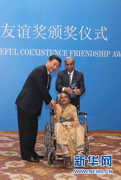 9月19日，國家主席習(xí)近平在新德里會(huì)見印度友好人士、友好團(tuán)體代表，并頒發(fā)和平共處五項(xiàng)原則友誼獎(jiǎng)，表彰他們長期致力于中印友好事業(yè)。新華社記者龐興雷攝 