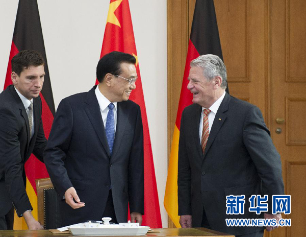 10月10日，國務院總理李克強在柏林會見德國總統(tǒng)高克。這是李克強總理與高克總統(tǒng)親切交談。 新華社記者 王曄 攝 