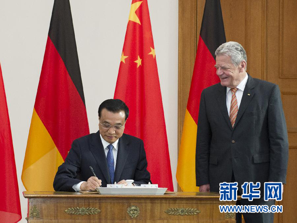 10月10日，國務(wù)院總理李克強(qiáng)在柏林會(huì)見德國總統(tǒng)高克。這是李克強(qiáng)總理在高克總統(tǒng)的陪同下在貴賓簿上簽字。 新華社記者 王曄 攝 