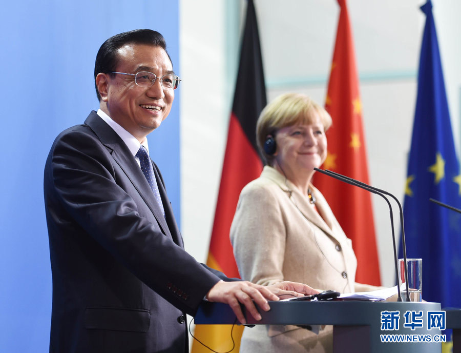 10月10日，國務院總理李克強在柏林與德國總理默克爾圓滿結(jié)束第三輪中德政府磋商后共同會見記者。 新華社記者 李學仁 攝 