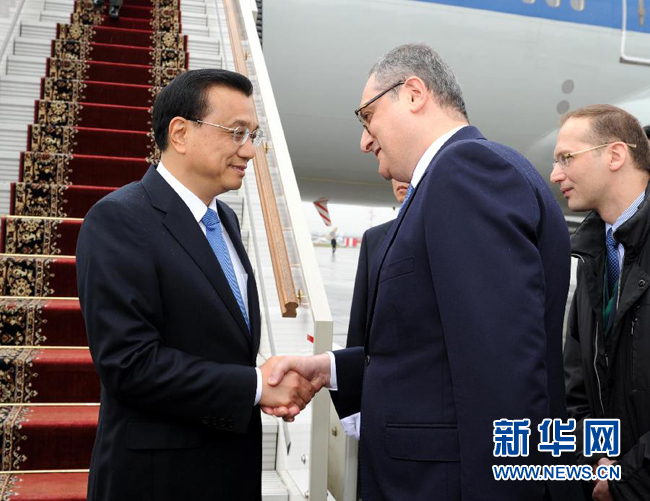 10月12日，中國(guó)國(guó)務(wù)院總理李克強(qiáng)乘專機(jī)抵達(dá)莫斯科，開(kāi)始對(duì)俄羅斯進(jìn)行正式訪問(wèn)并舉行中俄總理第十九次定期會(huì)晤。俄羅斯聯(lián)邦政府高級(jí)官員到機(jī)場(chǎng)迎接李克強(qiáng)總理。新華社記者 饒愛(ài)民 攝