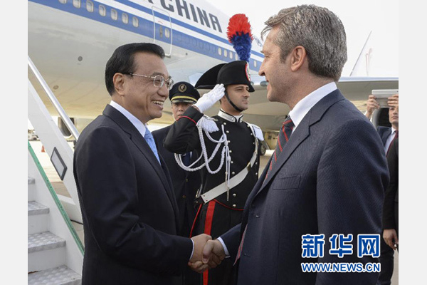 10月14日，國(guó)務(wù)院總理李克強(qiáng)乘專機(jī)抵達(dá)羅馬，開始對(duì)意大利進(jìn)行正式訪問，意大利政府高級(jí)官員到機(jī)場(chǎng)迎接。 新華社記者李學(xué)仁攝