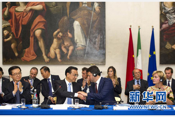 10月14日，中國國務院總理李克強在羅馬巴爾貝里尼宮與意大利總理倫齊共同會見中意企業(yè)家委員會委員及企業(yè)家代表并致辭。 新華社記者謝環(huán)馳 攝 