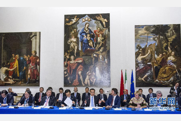 10月14日，中國國務院總理李克強在羅馬巴爾貝里尼宮與意大利總理倫齊共同會見中意企業(yè)家委員會委員及企業(yè)家代表并致辭。 新華社記者 王曄攝 