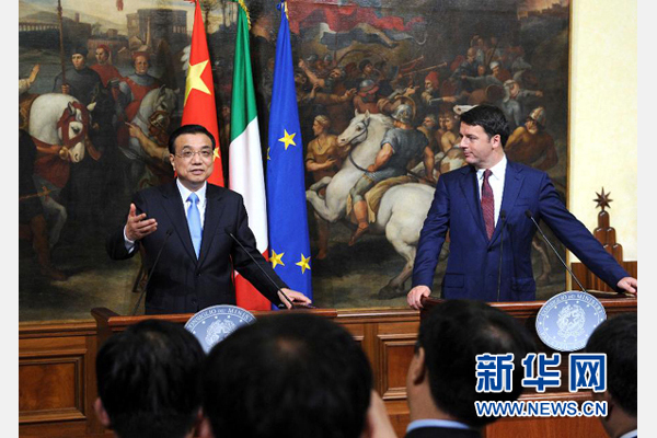 10月14日，中國(guó)國(guó)務(wù)院總理李克強(qiáng)與意大利總理倫齊在羅馬舉行會(huì)談后共同會(huì)見(jiàn)記者。 新華社記者 饒愛(ài)民 攝 