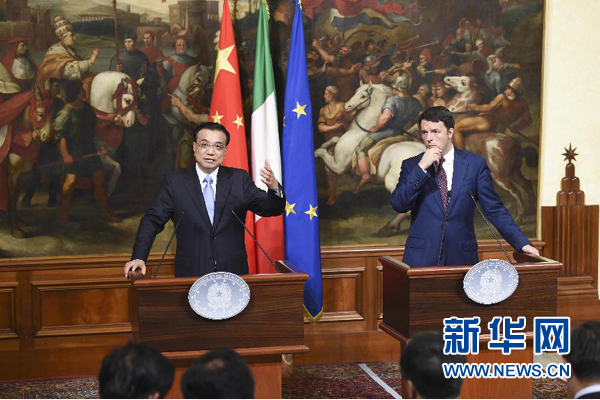 10月14日，國(guó)務(wù)院總理李克強(qiáng)在羅馬與意大利總理倫齊舉行會(huì)談后共同會(huì)見(jiàn)記者。 新華社記者 李學(xué)仁 攝