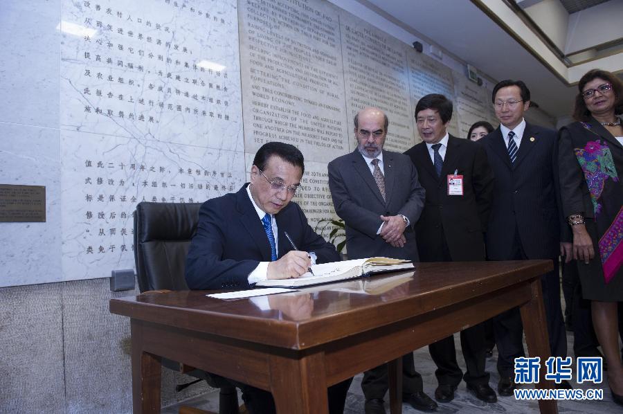 10月15日，中國(guó)國(guó)務(wù)院總理李克強(qiáng)在羅馬會(huì)見(jiàn)聯(lián)合國(guó)糧農(nóng)組織總干事格拉齊亞諾。這是李克強(qiáng)抵達(dá)后在貴賓簿上簽字。 新華社記者 王曄 攝