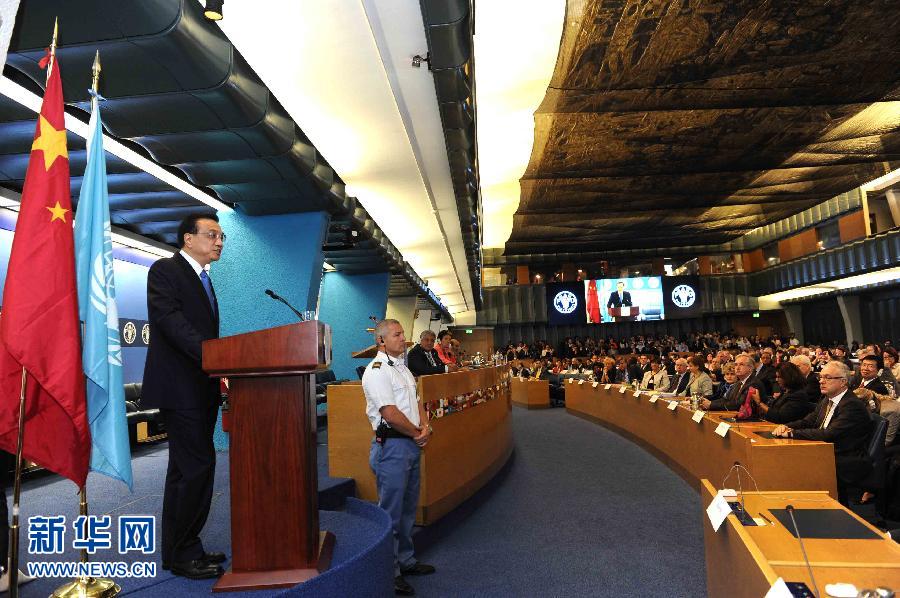 10月15日，中國國務(wù)院總理李克強在格拉齊亞諾總干事的陪同下在位于羅馬的聯(lián)合國糧農(nóng)組織總部發(fā)表演講。 新華社記者 饒愛民 攝 