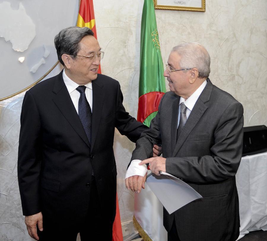 11月1日，正在阿爾及利亞進行正式友好訪問的全國政協(xié)主席俞正聲在阿爾及爾與阿民族院議長本&middot;薩拉赫舉行會談。這是俞正聲親切詢問本&middot;薩拉赫的手傷情況。新華社記者 張鐸 攝 