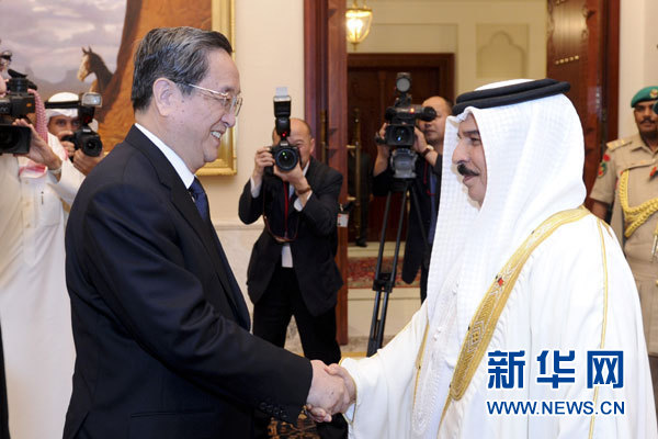 11月6日，正在巴林進(jìn)行正式友好訪問(wèn)的全國(guó)政協(xié)主席俞正聲在麥納麥會(huì)見巴林國(guó)王哈馬德。 新華社記者 張鐸 攝