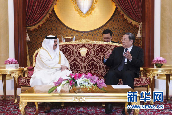 11月6日，正在巴林進(jìn)行正式友好訪問(wèn)的全國(guó)政協(xié)主席俞正聲在麥納麥會(huì)見巴林國(guó)王哈馬德。 新華社記者 張鐸 攝