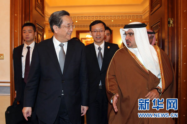 11月6日，正在巴林進(jìn)行正式友好訪問(wèn)的全國(guó)政協(xié)主席俞正聲在麥納麥會(huì)見巴林王儲(chǔ)薩勒曼。 新華社記者劉衛(wèi)兵攝