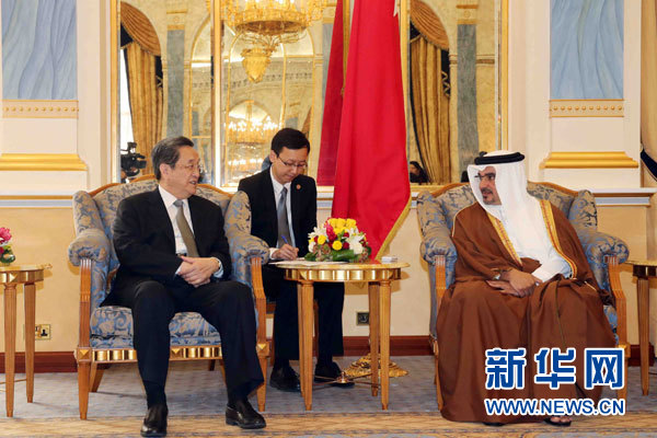 11月6日，正在巴林進(jìn)行正式友好訪問(wèn)的全國(guó)政協(xié)主席俞正聲在麥納麥會(huì)見巴林王儲(chǔ)薩勒曼。 新華社記者劉衛(wèi)兵攝