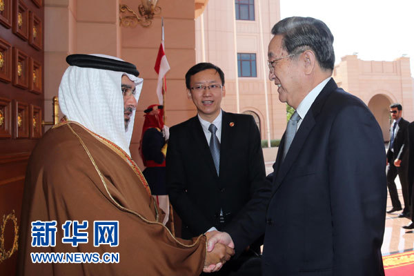 11月6日，正在巴林進(jìn)行正式友好訪問(wèn)的全國(guó)政協(xié)主席俞正聲在麥納麥會(huì)見巴林王儲(chǔ)薩勒曼。 新華社記者劉衛(wèi)兵攝