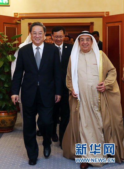 11月6日，正在巴林進(jìn)行正式友好訪問(wèn)的全國(guó)政協(xié)主席俞正聲在麥納麥會(huì)見巴林副首相穆罕默德。 新華社記者劉衛(wèi)兵攝