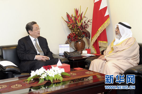 11月6日，正在巴林進(jìn)行正式友好訪問(wèn)的全國(guó)政協(xié)主席俞正聲在麥納麥會(huì)見巴林國(guó)民議會(huì)議長(zhǎng)兼眾議長(zhǎng)扎赫拉尼。 新華社記者 張鐸 攝