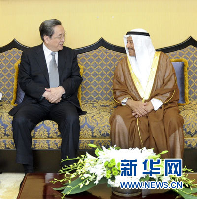 11月6日，正在巴林進(jìn)行正式友好訪問(wèn)的全國(guó)政協(xié)主席俞正聲在麥納麥與巴林協(xié)商會(huì)議主席阿里舉行會(huì)談。 新華社記者 張鐸 攝