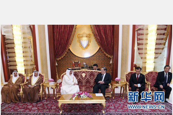 11月6日，正在巴林進(jìn)行正式友好訪問(wèn)的全國(guó)政協(xié)主席俞正聲在麥納麥會(huì)見巴林國(guó)王哈馬德。 新華社記者 張鐸 攝