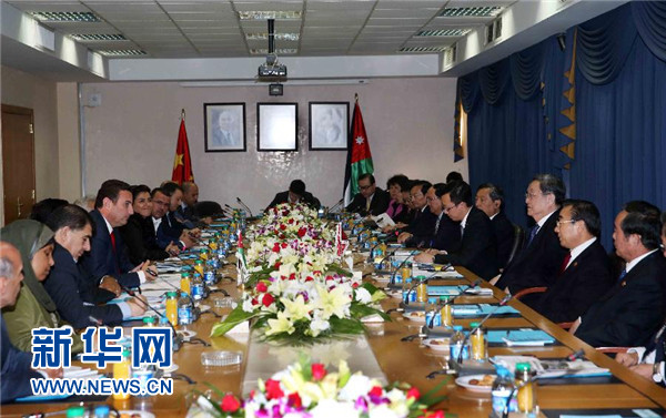  11月9日，正在約旦進(jìn)行正式友好訪問的全國政協(xié)主席俞正聲在安曼會(huì)見約旦眾議院代議長薩法迪。 新華社記者 劉衛(wèi)兵 攝 