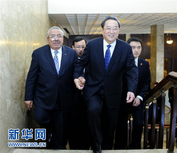 11月9日，正在約旦進(jìn)行正式友好訪問的全國政協(xié)主席俞正聲在安曼與約旦參議長拉瓦比德進(jìn)行會(huì)談。這是會(huì)談前，俞正聲與拉瓦比德攜手步入會(huì)場。新華社記者 張鐸 攝 