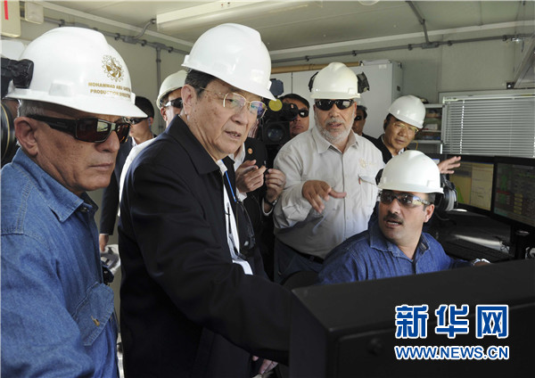 11月8日，正在約旦進(jìn)行正式友好訪問的全國政協(xié)主席俞正聲在安曼參觀阿拉伯鉀肥公司。這是俞正聲在采鹽船上仔細(xì)詢問開采情況。 新華社記者 張鐸 攝