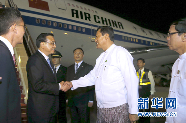 這是李克強在機場受到緬甸政府高級官員熱情迎接。新華社記者鞠鵬攝
