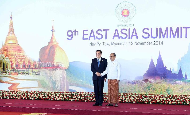 11月13日，中國(guó)國(guó)務(wù)院總理李克強(qiáng)在內(nèi)比都出席第九屆東亞峰會(huì)并發(fā)言。這是峰會(huì)開(kāi)始前，東盟輪值主席國(guó)緬甸聯(lián)邦共和國(guó)總統(tǒng)吳登盛迎接李克強(qiáng)總理。新華社記者 李濤 攝 