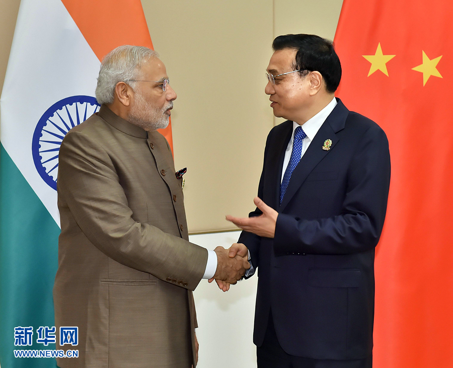 11月13日，中國(guó)國(guó)務(wù)院總理李克強(qiáng)在緬甸內(nèi)比都會(huì)見印度總理莫迪。 新華社記者 李濤 攝