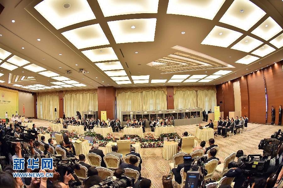 11月13日，中國(guó)國(guó)務(wù)院總理李克強(qiáng)在緬甸內(nèi)比都出席第17次中國(guó)－東盟（10+1）領(lǐng)導(dǎo)人會(huì)議。 新華社記者 李濤 攝