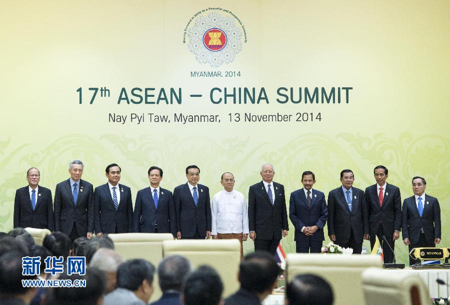 11月13日，中國(guó)國(guó)務(wù)院總理李克強(qiáng)在緬甸內(nèi)比都出席第17次中國(guó)－東盟（10+1）領(lǐng)導(dǎo)人會(huì)議。 新華社記者 王曄 攝